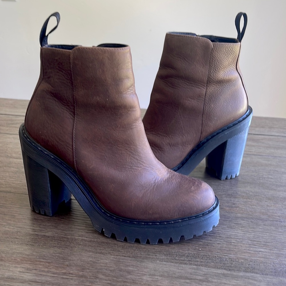 Doc martens ORIGINAL boots chunky heel. Leather.